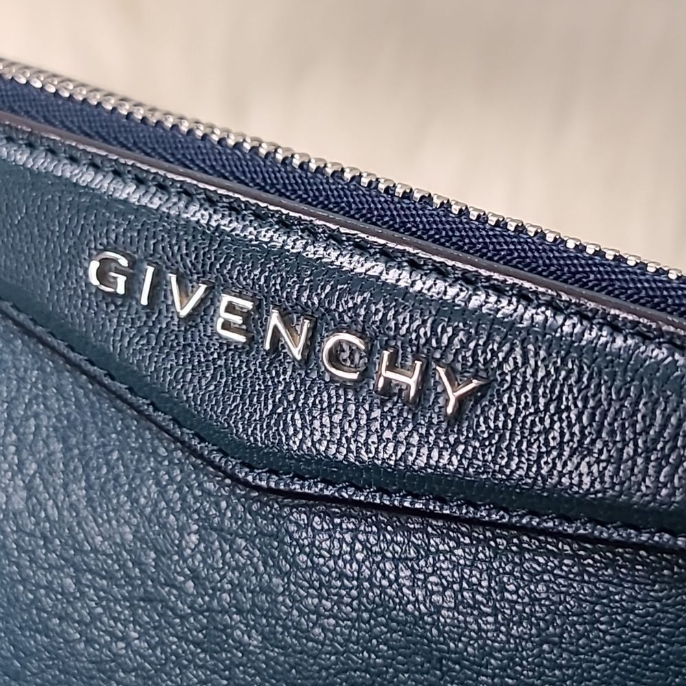 💯 Authentic Givenchy Clutch Bag🍀 - Picture 6 of 14